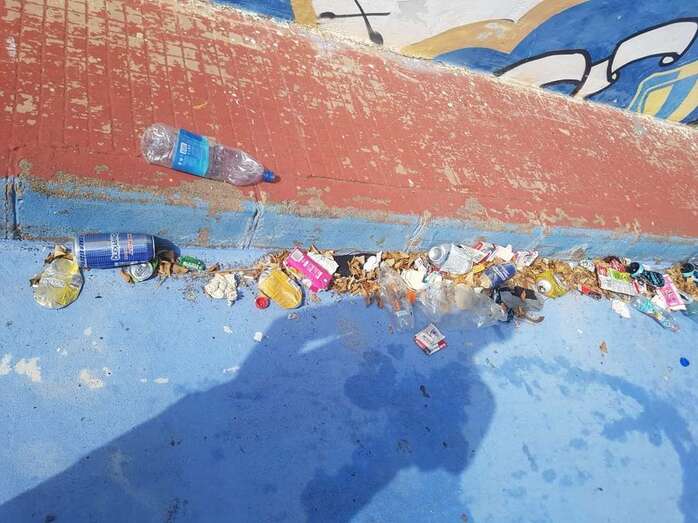 La basura se acumula junto al graderío de la cancha / TA